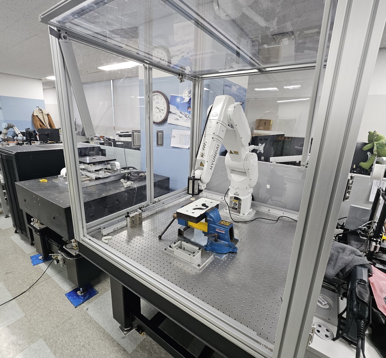 HYUNDAI Industrial Robot